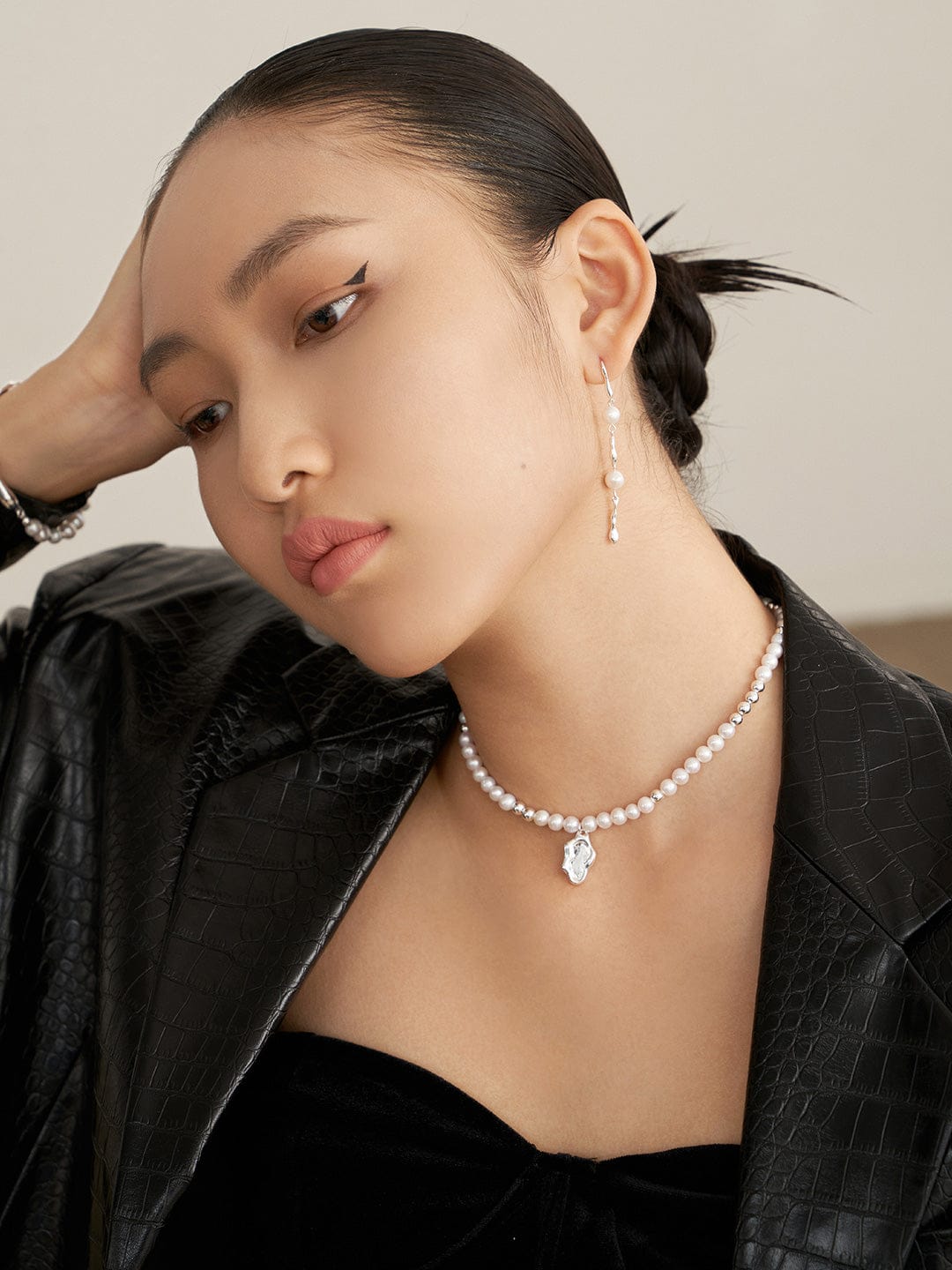 Silver-Tone Pearl Necklace Nature-Inspired Elegance with Mountain Design