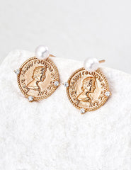 Queen's Natural Pearl Stud Earrings