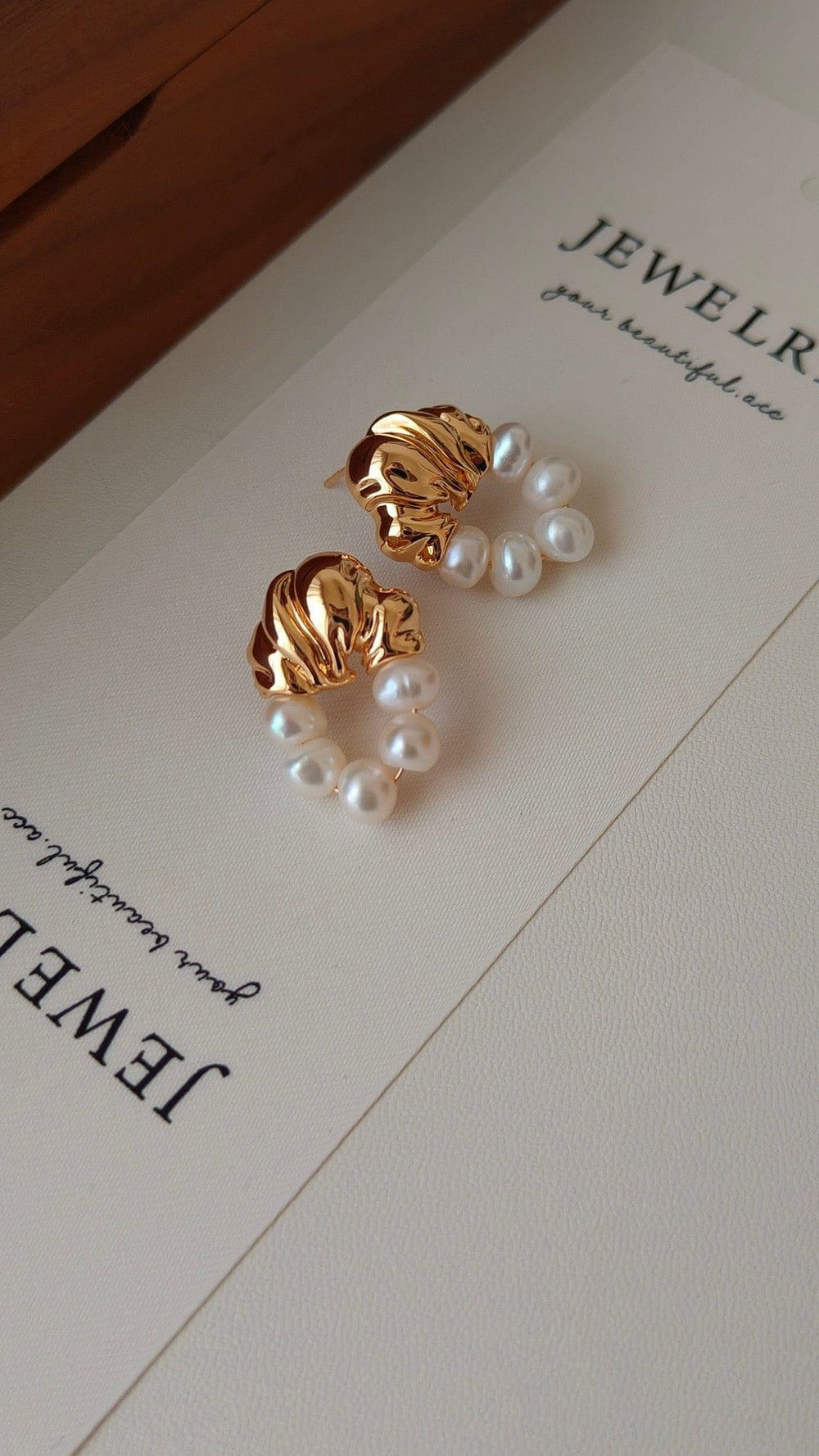 Retro Pearl Earrings Timeless Vintage Elegance for Modern Women